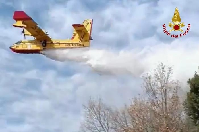 Caadair in azione incendi boschivi Sicilia