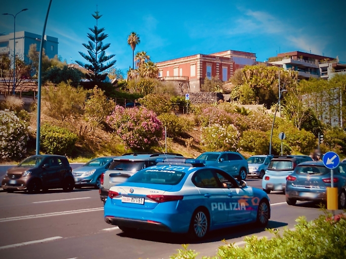 DUE PARCHEGGIATORI ABUSIVI SEGNALATI TRAMITE L&rsquo;APP &ldquo;YOUPOL&rdquo;, SANZIONATI DALLA POLIZIA DI STATO