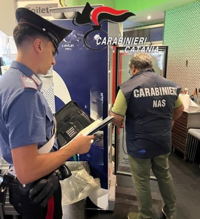 Controlli dei carabinieri nella zona della Stazione di Catania