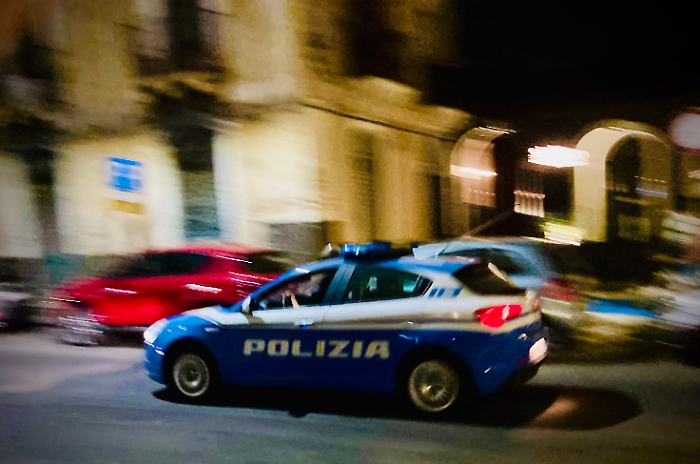 GIRAVA CON UN&rsquo;AUTO RUBATA, ALLA VISTA DELLA VOLANTE FUGGE E SI SCHIANTA CONTRO UN MURO 39ENNE ARRESTATO DALLA POLIZIA DI STATO
