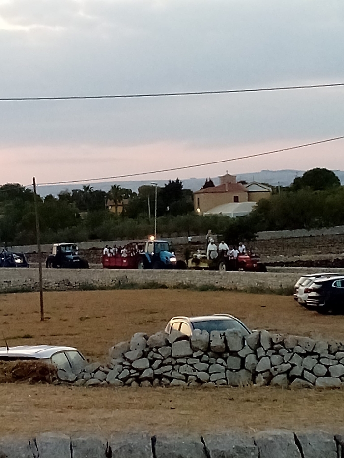 Il corteo dei mezzi agricoli ieri sera