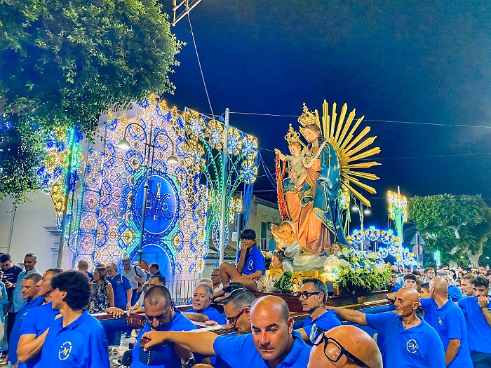 Il simulacro della Madonna delle Grazie portato a spalla