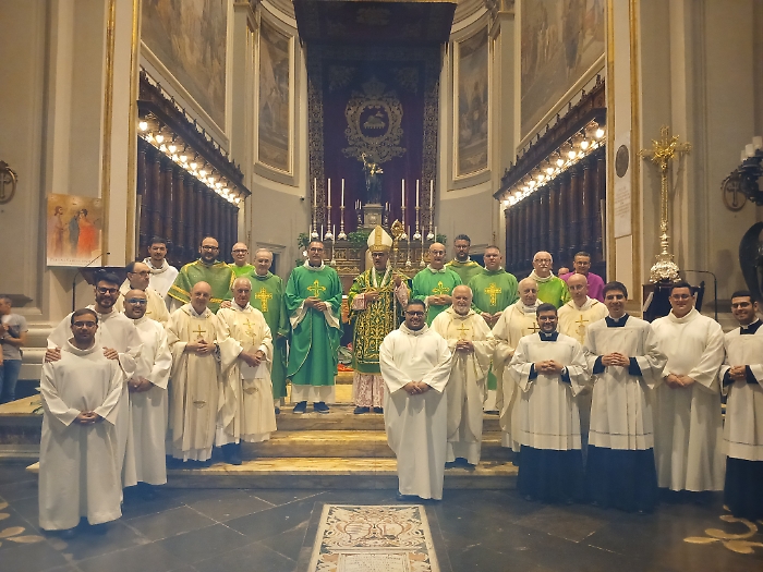 Il vescovo e i sacerdoti ieri sera 2024