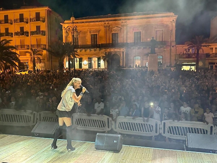 L'esibizione di Nathalie Aarts sul palco di Marefestival