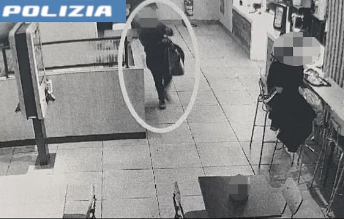 RUBA UN PORTAFOGLIO MA VIENE INCHIODATO DAL SISTEMA DI VIDEO SORVEGLIANZA 70ENNE DENUNCIATO DALLA POLIZIA DI STATO