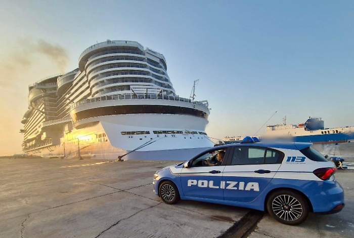 SANZIONATI DALLA POLIZIA DI STATO PERCH&Eacute; NON AUTORIZZATI OFFRIVANO ESCURSIONI AI CROCERISTI