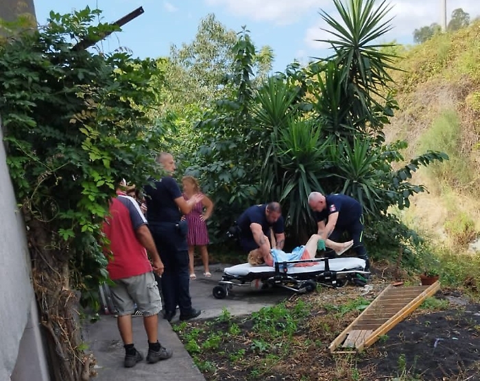Santa Venerina cade nel torrente caduta sulla cenere