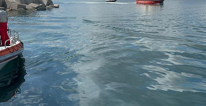 Barca spiaggiata a Cefal&ugrave;: forse trascinata dalla forza del mare da un porto vicino