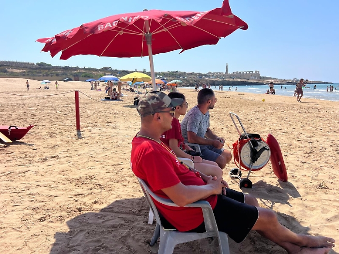 bagnini spiaggia Punta Pisciotto