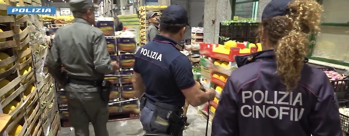 - CONTROLLI AL MERCATO AGROALIMENTARE SICILIANO, SANZIONI PER OLTRE 30 MILA EURO. ATTIVITA&rsquo; E DATI DELL&rsquo;OPERAZIONE COORDINATA DALLA POLIZIA DI STATO
