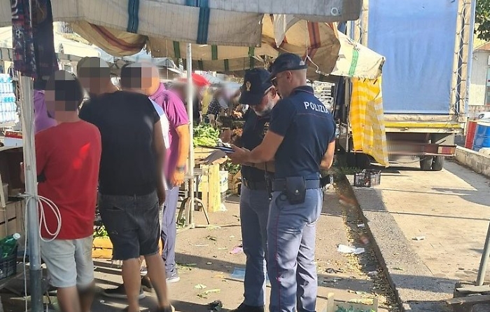 CONTROLLI DELLA POLIZIA DI STATO AL MERCATO RIONALE DI NESIMA IRREGOLARIT&Agrave; E SANZIONI PER 17 MILA EURO (3)