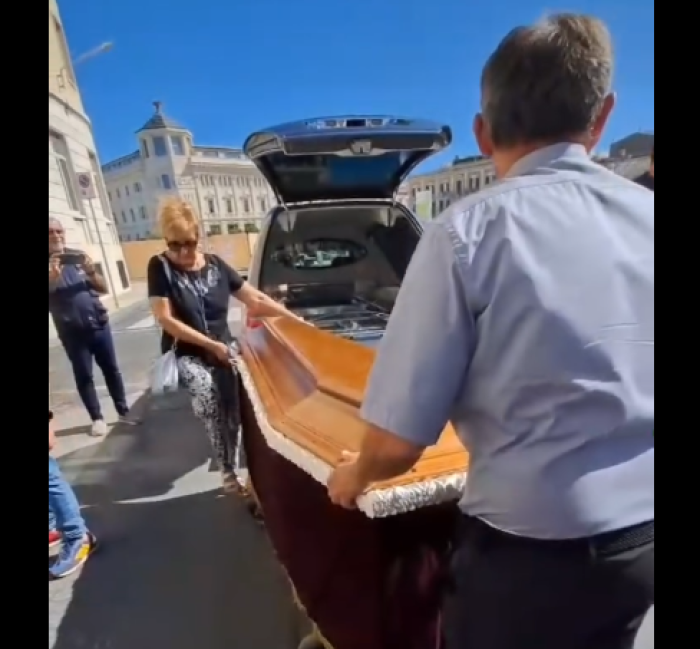 Corteo funebre al G7