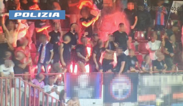 INDIVIDUATI DALLA POLIZIA DI STATO I QUATTRO CHE HANNO ACCESO FUMOGENI NEL CORSO DELLA PARTITA CATANIA &ndash; BENEVENTO SCATTA PER LORO IL DASPO DEL QUESTORE