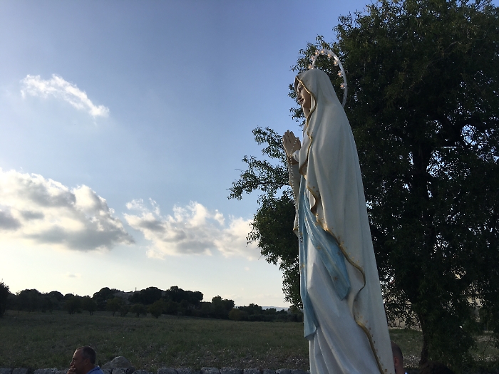 Il simulacro della Beata Maria Vergine di Lourdes in processione tra i campi