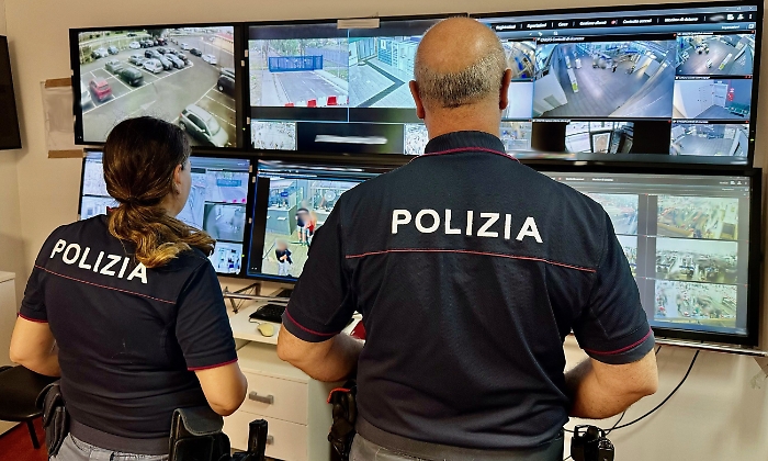 RUBA PARTI DI UN&rsquo;AUTO IN SOSTA IN AEROPORTO, 50ENNE DENUNCIATO DALLA POLIZIA DI STATO