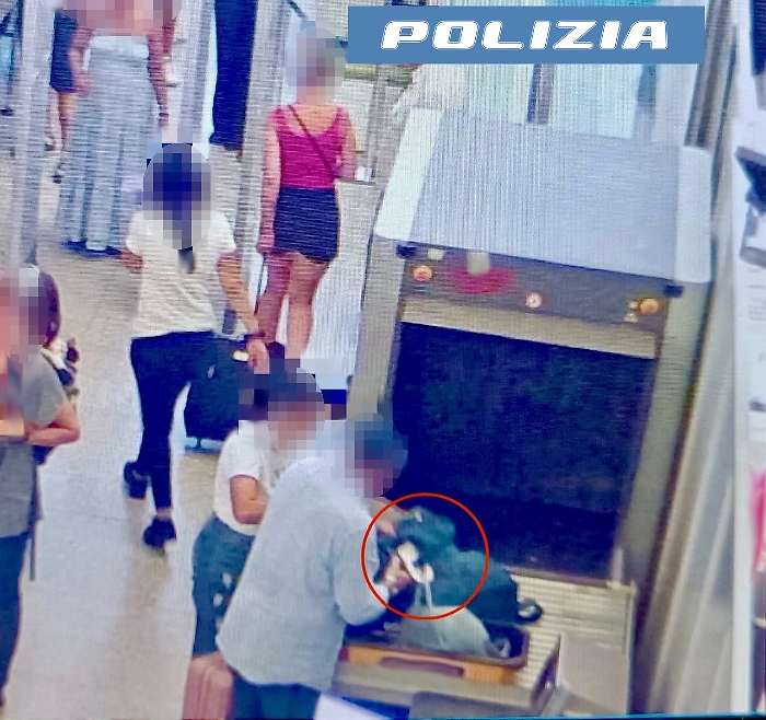 RUBANO UN COMPUTER DURANTE I CONTROLLI IN AEROPORTO. INDIVIDUATI E DENUNCI...NTIERA
