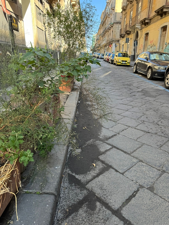Sabbia dell&rsquo;Etna lungo la strada e Tombini otturati in Via Verdi2