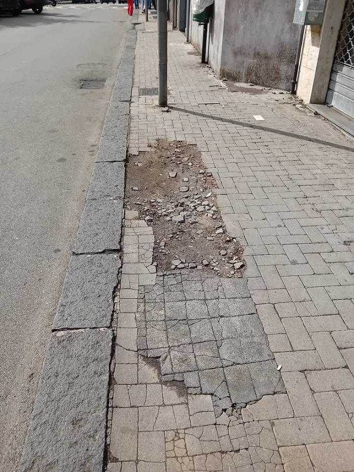 Trecastagni, piazza Marconi, da mesi con questo biglietto da visita. Pericolo per i pedoni