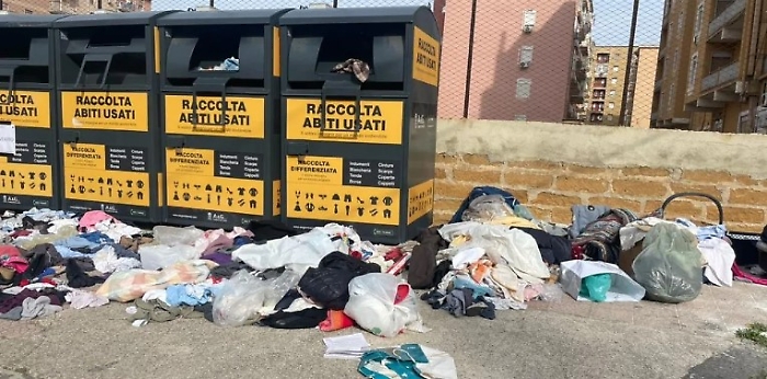 cassonetti raccolta abisti usati