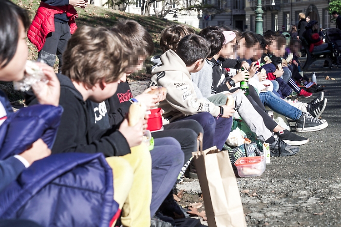 A Torino studenti e genitori protestano contro la qualit&agrave; della mensa