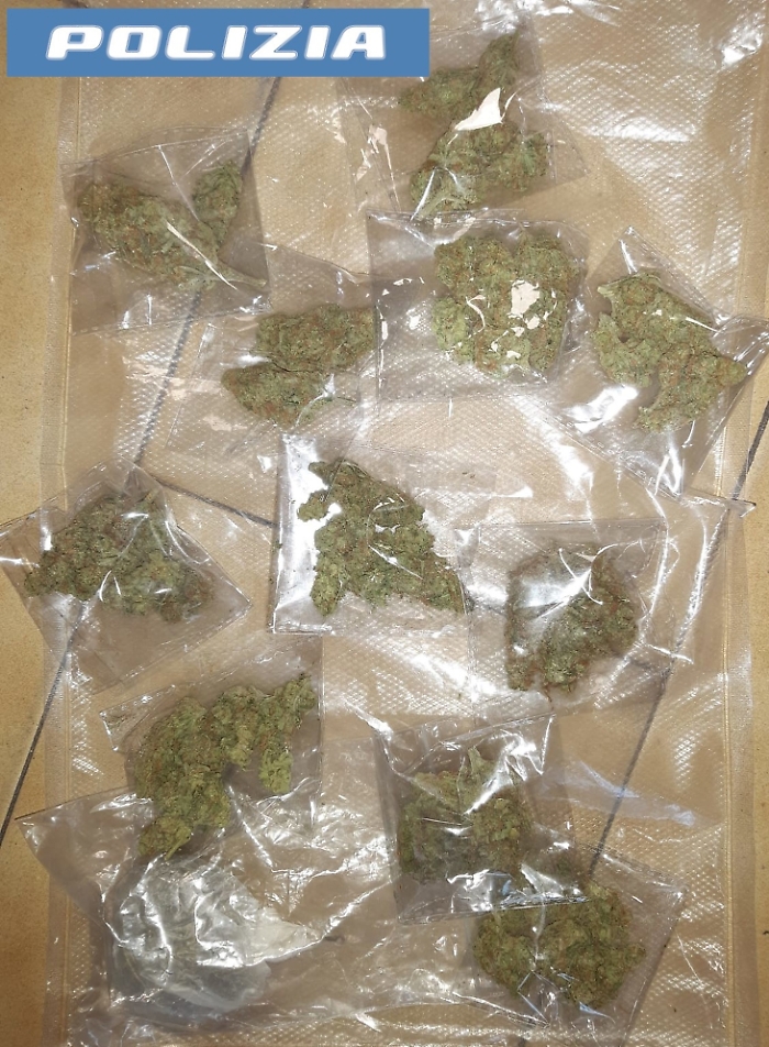 CON 70 DOSI DI DROGA PRONTE ALLA VENDITA - LA POLIZIA DI STATO ARRESTA UN 33ENNE