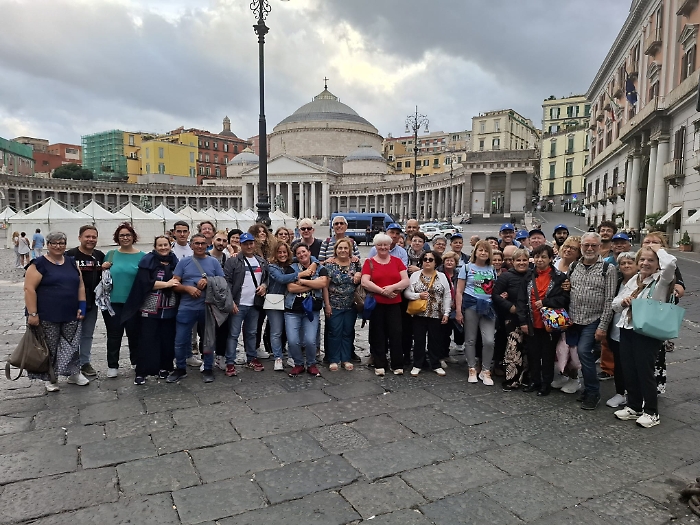 Il gruppo Uici Ragusa in piazza Plebiscito a Napoli