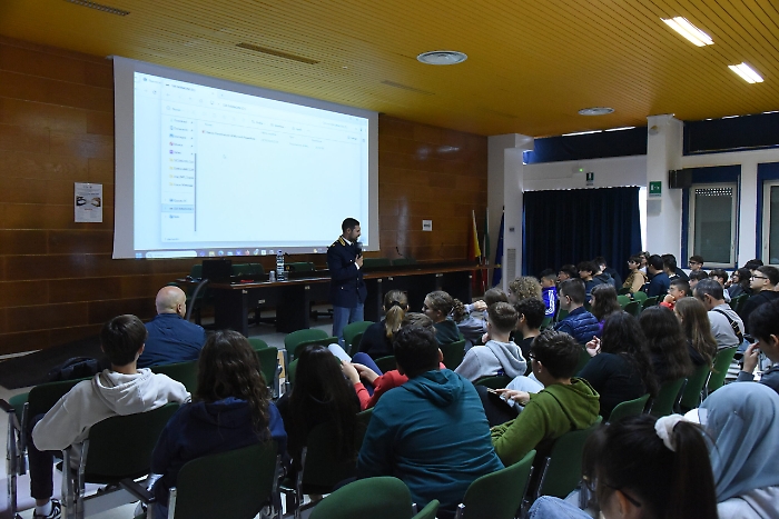 LA-QUESTURA-CON-GLI-STUDENTI-FERRARIS-PER-UN-NUOVO-INCONTRO-1-scaled