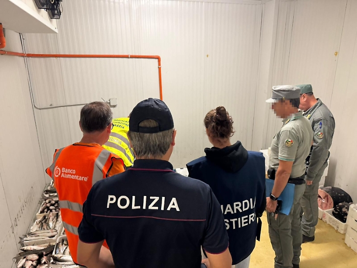 OPERAZIONE DI CONTROLLO DELLA POLIZIA DI STATO AL MERCATO ITTICO, MAXI SEQUESTRO DI 500 CHILI DI PESCE DONATI AL BANCO ALIMENTARE, SANZIONI PER 9 MILA EURO 2