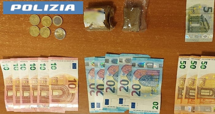 PUSHER GAMBIANO CON LA DROGA NEL MARSUPIO, ARRESTATO DALLA POLIZIA DI STATO