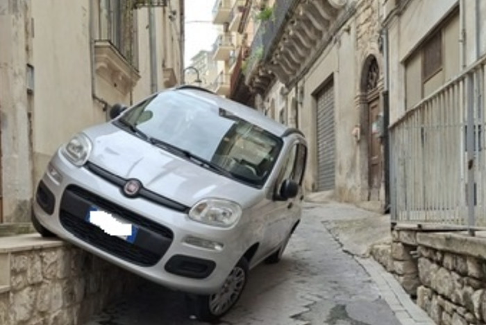 Perde controllo auto