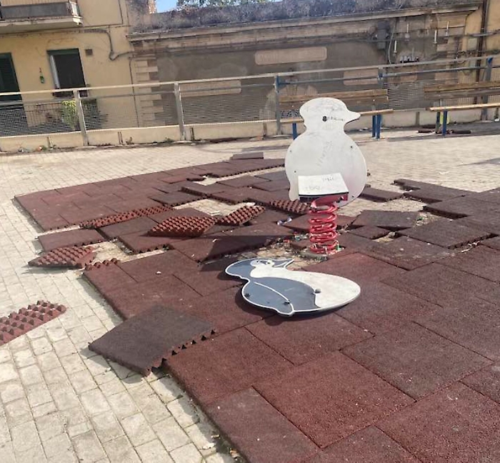 Piazzetta vandalizzata