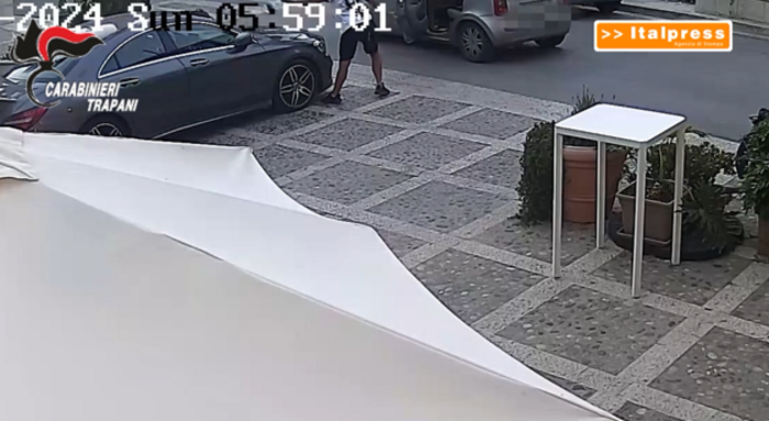 Incendiano auto a Castellammare