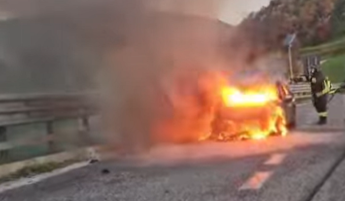Auto in fiamme