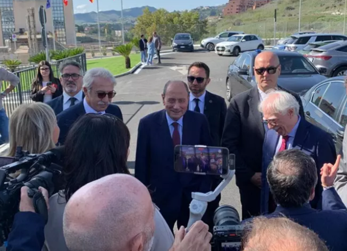 Schifani alla Kore di Enna