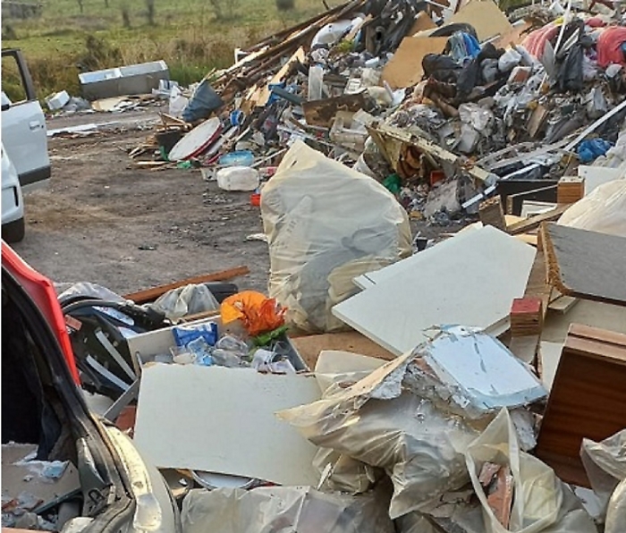 Un cittadino catanese e uno di nazionalit&agrave; straniera sono stati sanzionati e denunciati dalla Polizia locale per abbandono di rifiuti.  I due uomini sono stati colti dagli agenti del reparto ambientale in flagranza di reato mentre scaricavano in gran parte Raee (rifiuti da apparecchiature elettriche ed elettroniche) e materiale edile dal proprio mezzo in un'area dell'ex scuola &ldquo;Ungaretti&rdquo;, nella omonima via,  utilizzata recentemente come piccola &ldquo;discarica&rdquo; anche da altri &ldquo;incivili&rdquo;. Il cittadino catanese, in particolare, si &egrave; reso protagonista di una rocambolesca fuga che non ha comunque impedito agli  agenti di raggiungerlo al domicilio, dove gli sono stati contestati il reato e le infrazioni al codice della strada: guida con patente revocata, mezzo senza copertura assicurativa e non sottoposto alle dovute revisioni.  A entrambi sono stati sequestrati i veicoli.