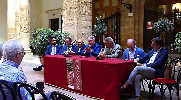 un momento della presentazioje del cartellone con all'interno il sindaco Francesco Miccichè e l'assessore alla cultura Costantino Ciulla