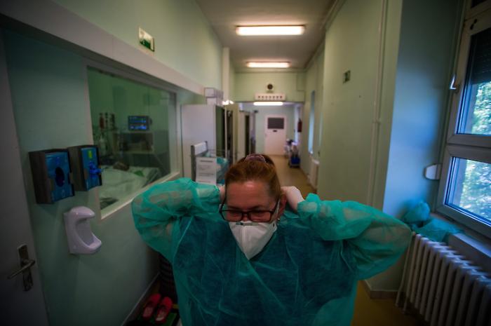 Agli infermieri il tempo della vestizione va pagato, il Policlinico di Catania condannato a retribuire i minuti necessari