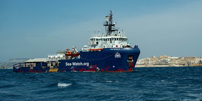 Sea Watch leaving Siracusa