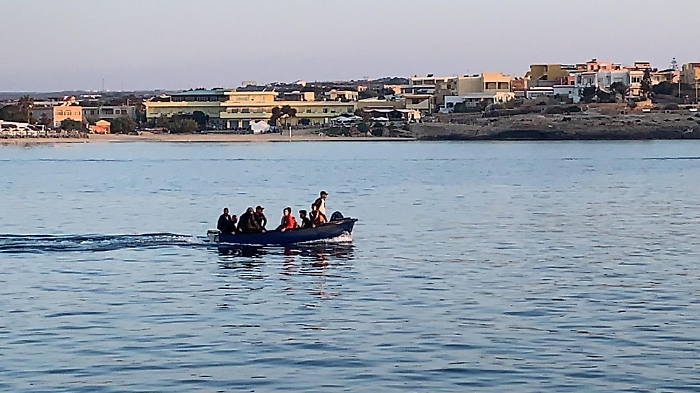 Migranti: in 10 su barchino approdano in porto a Lampedusa