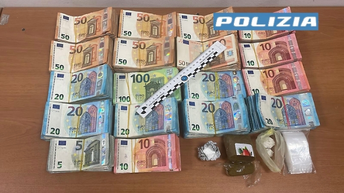 Foto appunto stampa RAGUSA CONTRASTO ALLO SPACCIO NEL CENTRO STORICO. LA POLIZIA DI STATO ESEGUE SEQUESTRO FINALIZZATO ALLA CONFISCA DELLA SOMMA DI DENARO PER 47.250,00 &euro; E DI UN&rsquo;ABITAZIONE DI P