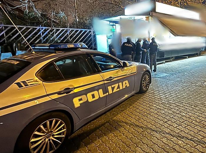 GIRO DI VITE SUI FOOD TRUCK. CONTROLLI DELLA POLIZIA DI STATO E RAFFICA DI SANZIONI PER OCCUPAZIONE ABUSIVA SI SUOLO PUBBLICO