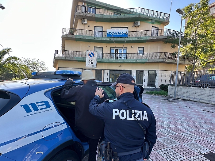 IN PERMESSO STUDIO, BECCATO A GIOCARE A CALCIO DA ALCUNI POLIZIOTTI LIBERI DAL SERVIZIO AGGRAVAMENTO DI PENA PER UN 39ENNE CATANESE