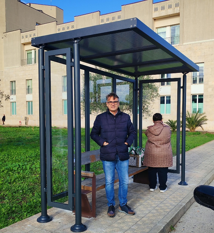 Il consigliere Firrincieli sotto la nuova pensilina