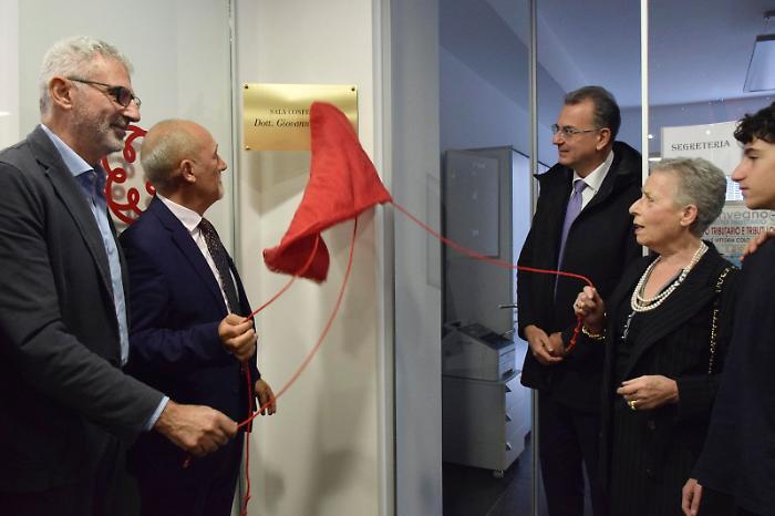 Il momento della scopertura della targa