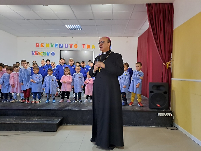 Il vescovo nella scuola di San Giacomo