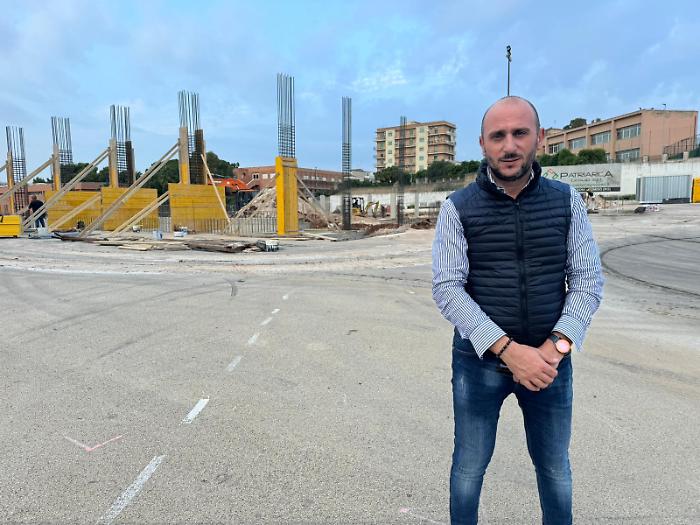 L'assessore Nicastro durante il sopralluogo al centro sportivo polivalente