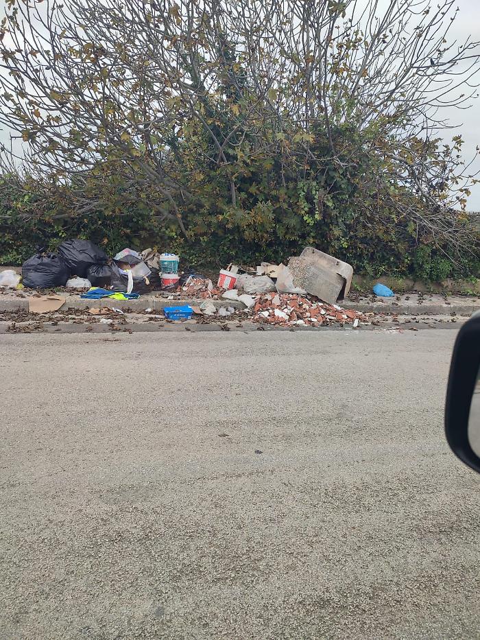 L'ennesima discarica in via Berlinguer