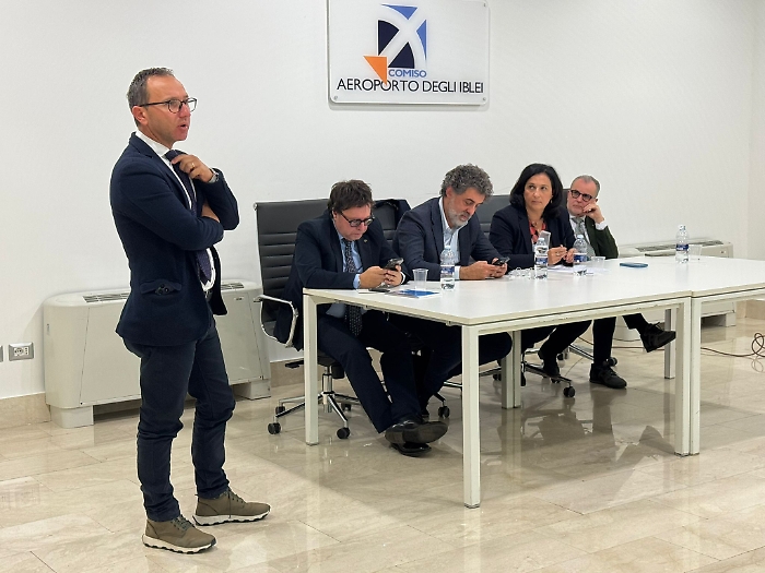 L'intervento del segretario Carmelo Caccamo al vertice sull'aeroporto di ieri