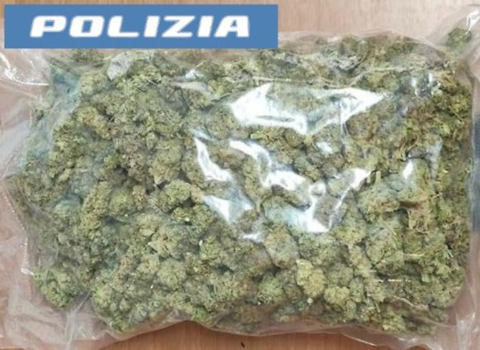 NASCONDEVA LA DROGA IN BAGNO 52ENNE ARRESTATO DALLA POLIZIA DI STATO