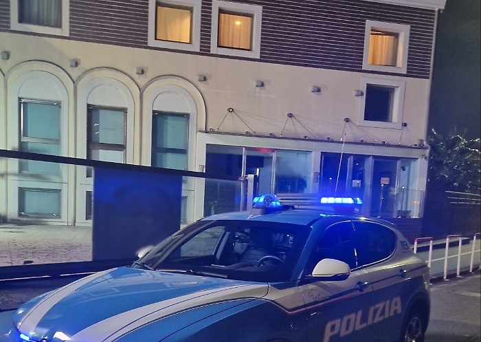 POLIZIA DI STATO, ASP E ISPETTORATO DEL LAVORO NELLA NOTTE DI HALLOWEEN SCOVANO UNA DISCOTECA ABUSIVA CON CENTINAIA DI PERSONE ALL&rsquo;INTERNO IN ASSENZA DI CONDIZIONI DI SICUREZZA. (1